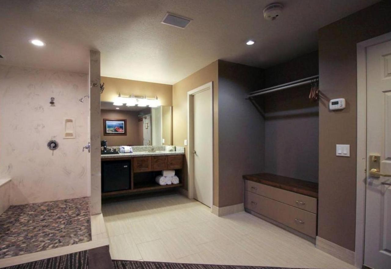 Luxury Suite Spa Bath
