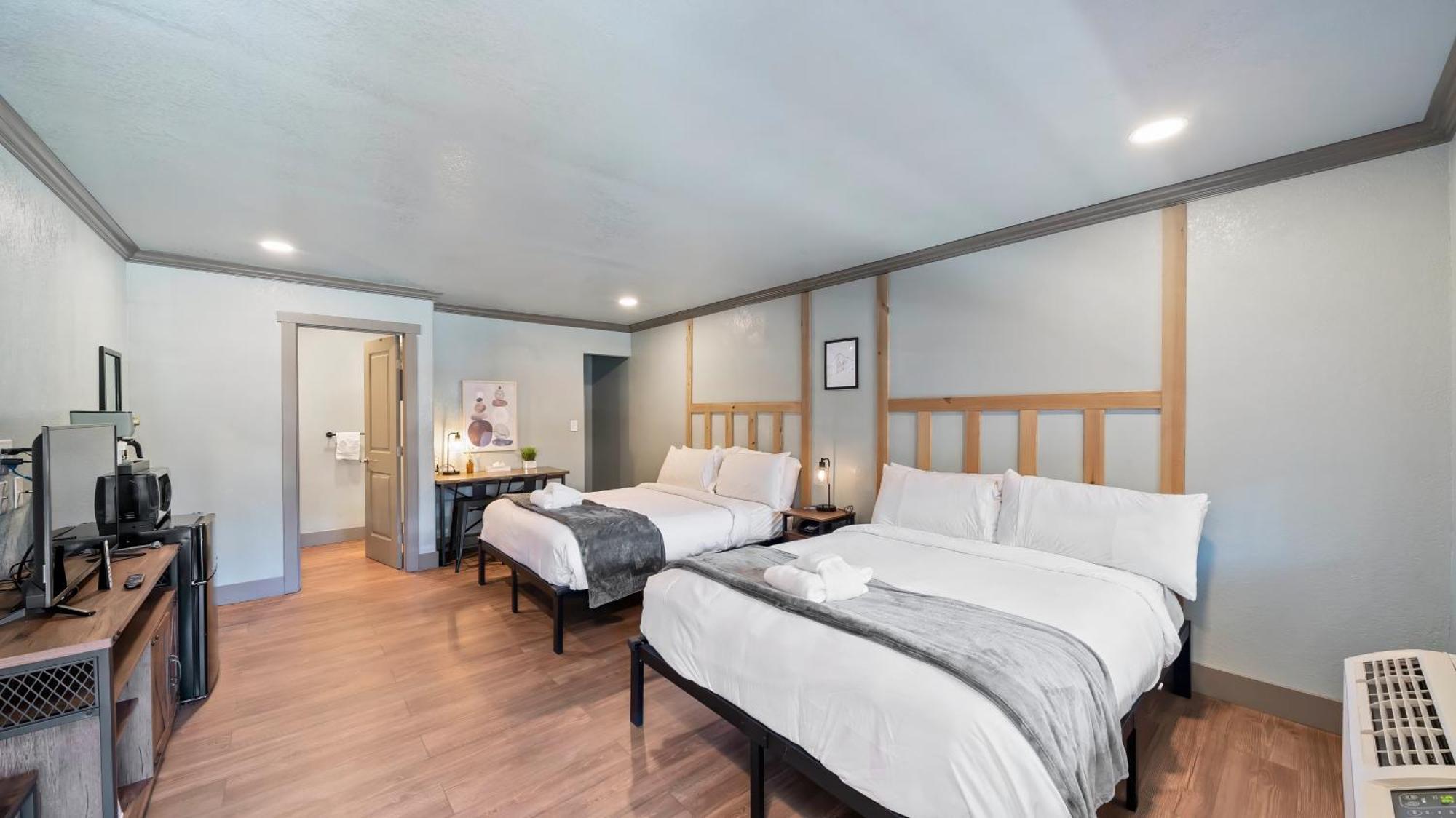 Deluxe Queen Room