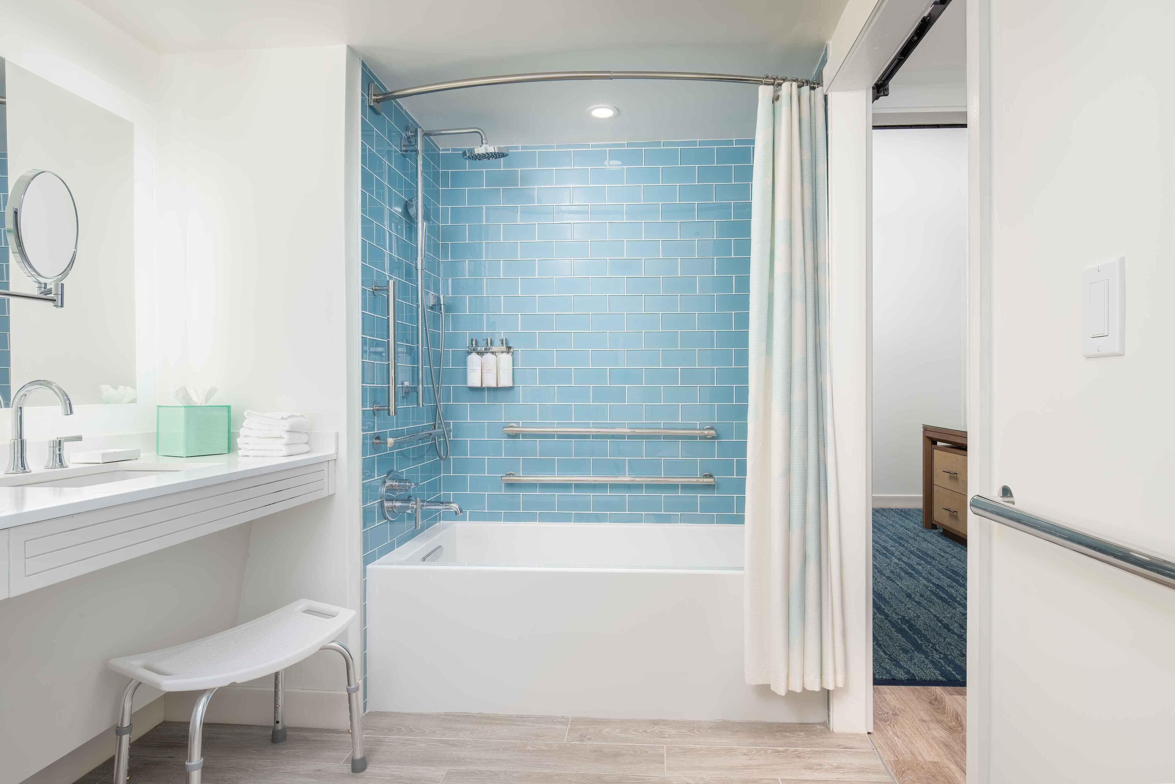 Two Queen Bed Suite Tub Hearing Accessible 550 Sq Ft